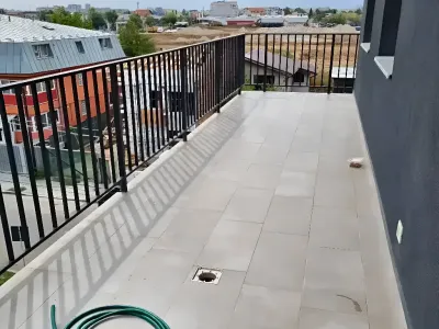 Balcon apartament Sector 2 Bucuresti cu furtun pe balustrada